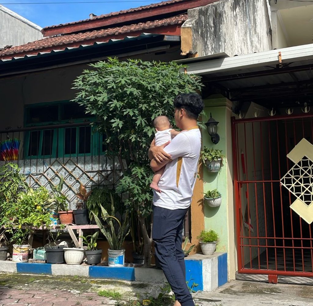 Berjemur sama Ayah... Biar sumengnya kaburrrr...