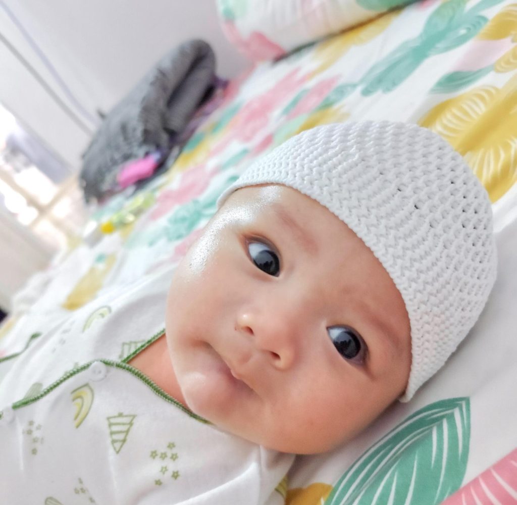 Ibu, ibu, dede cakep ga pake peci haji... Hehehehe