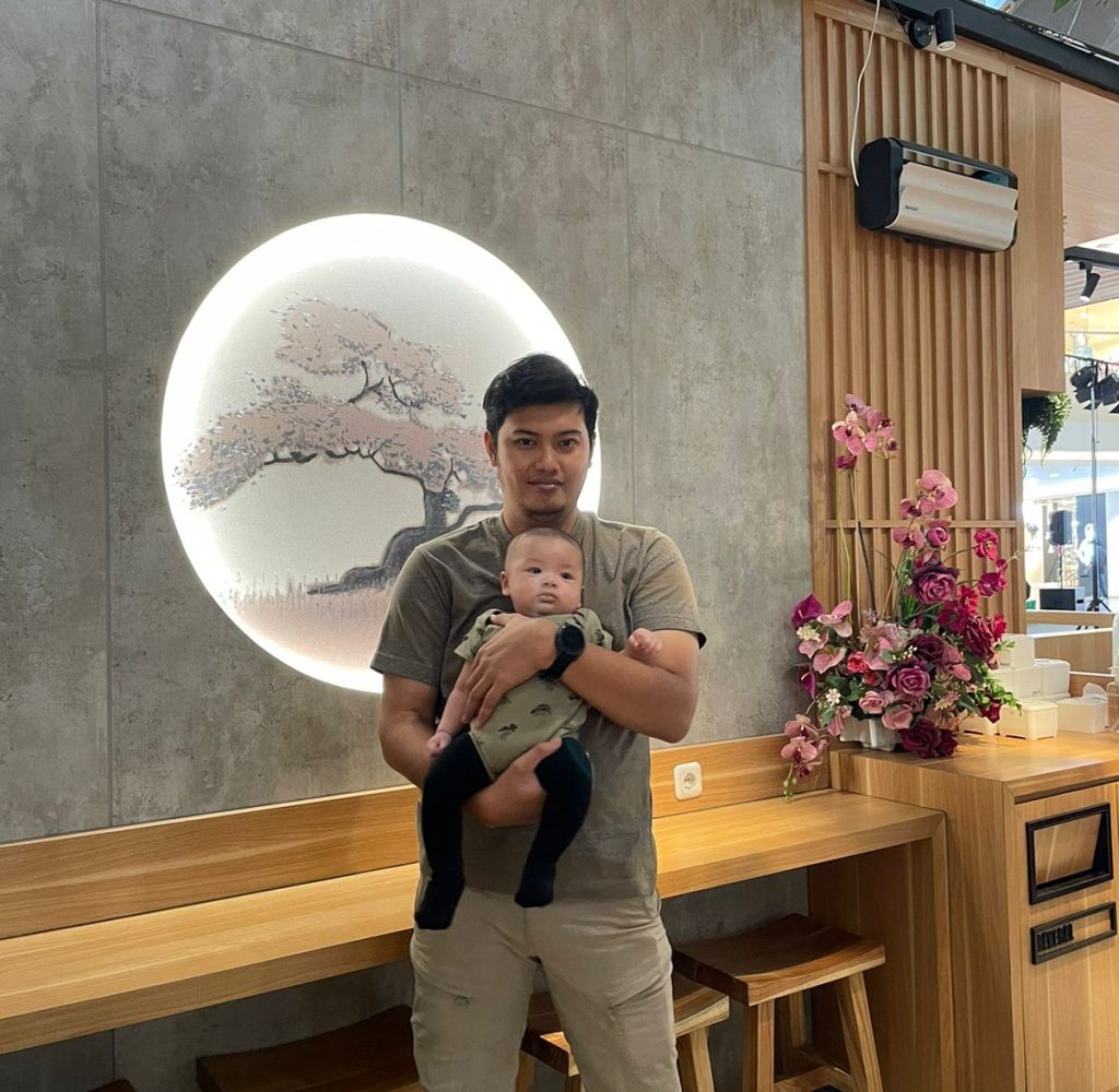 Ayah, jangan berdiri aja... Walk dong ke toko maenan....